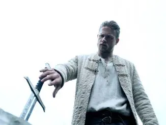 King Arthur: Legend of The Sword Arthur (Charlie Hunnam) ist zum Kampf bereit