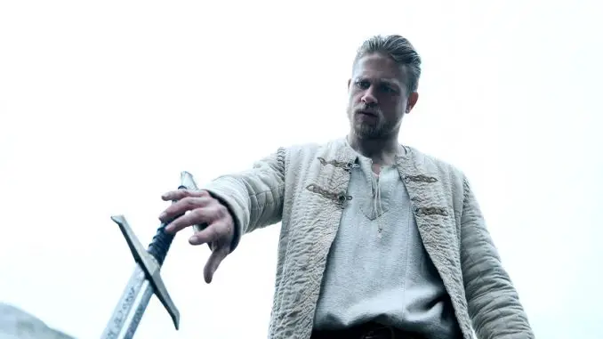 King Arthur: Legend of The Sword Arthur (Charlie Hunnam) ist zum Kampf bereit