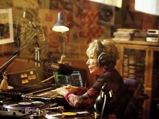 Zu guter Letzt: Harriet (Shirley MacLaine) heuert auf ihre alten Tage beim Radio an.