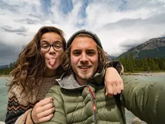 Expedition Happiness: Felix Starck, bekannt durch seinen Doku-Erfolg „Pedal the World“ gemeinsam mit Freundin und Sängerin „Mogli“.