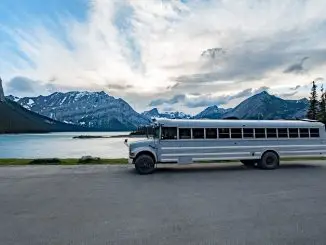 Expedition Happiness: Mit einem Schulbus von Alaska nach Mexiko - über 20.000km legten die beiden in ihrem selbst ausgebauten Wohnmobil zurück.