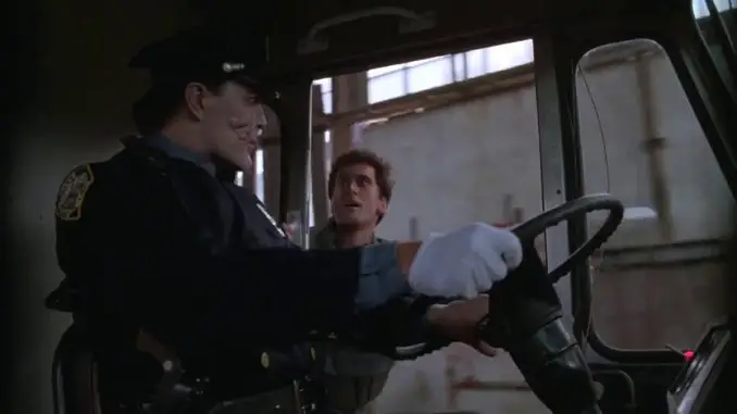 Maniac Cop: Der junge Polizist Jack Forrest (Bruce Campell, r.) jagt einen brutalen Mörder-Cop (Robert Z’Dar, l.)