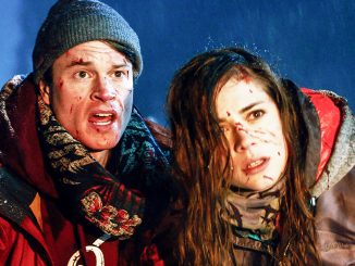 Angriff der Lederhosenzombies: Steve (Laurie Calvert) und Branka (Gabriela Marcinková) sehen sich einer Horde Zombies in Trachten gegenüber