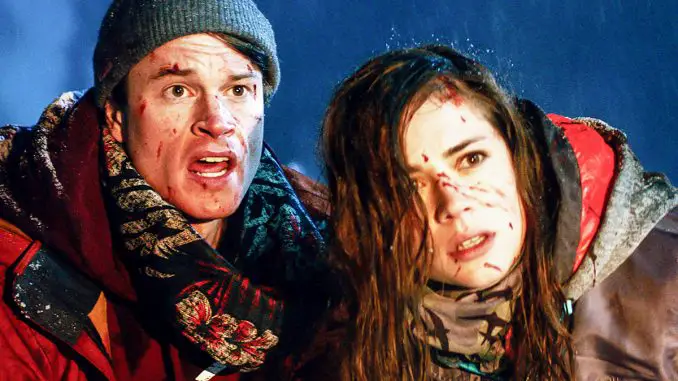 Angriff der Lederhosenzombies: Steve (Laurie Calvert) und Branka (Gabriela Marcinková) sehen sich einer Horde Zombies in Trachten gegenüber
