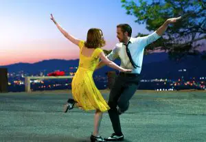 La La Land - Mia (Emma Stone) und Sebastian (Ryan Gosling) tanzen