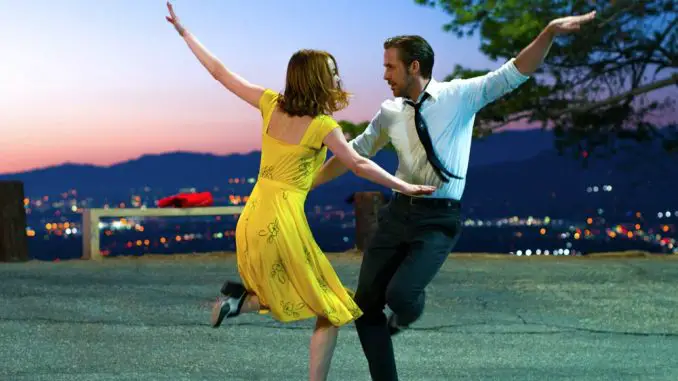 La La Land - Mia (Emma Stone) und Sebastian (Ryan Gosling) tanzen