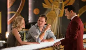 Passengers - Aurora Lane (Jennifer Lawrence), Jim Preston (Chris Pratt) und Barkeeper-Androide Arthur (Michael Sheen)