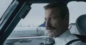 Sully - Tom Hanks als Captain Chesley „Sully“ Sullenberger und Aaron Eckhart als erster Offizier Jeff Skile