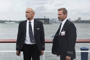 Sully - Captain Chesley „Sully“ Sullenberger Tom Hanks und erster Offizier Jeff Skiles (Aaron Eckhart)