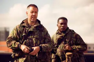 Sergeant Eddie Parks (Paddy Considine, li.) und Kieran Gallagher (Fisayo Akinade)