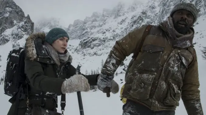 Zwischen zwei Leben - The Mountain Between Us: Alex (Kate Winslet) und Benn (Idris Elba) kämpfen sich durch den Schnee