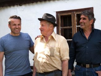 Hubert Schönegger und Hans Rieder mit einem Zeitzeugen, der im Dokumentarfilm porträtiert werden soll.
