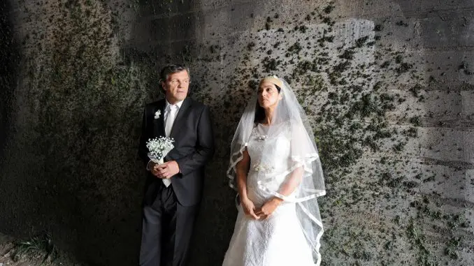 On the Milky Road: Kosta (Emir Kusturica) und die Braut (Monica Bellucci)