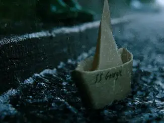Papierschiffchen im Wasser aus dem Film "Es"