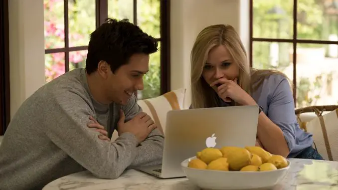 Liebe zu Besuch: Teddy (Nat Wolff) hilft Alice (Reese Witherspoon) bei ihrer Homepage.
