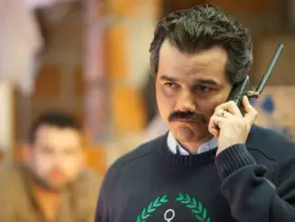 Narcos - Pablo Escobar (Wagner Moura) telefoniert