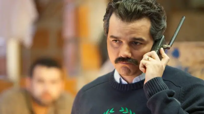 Narcos - Pablo Escobar (Wagner Moura) telefoniert