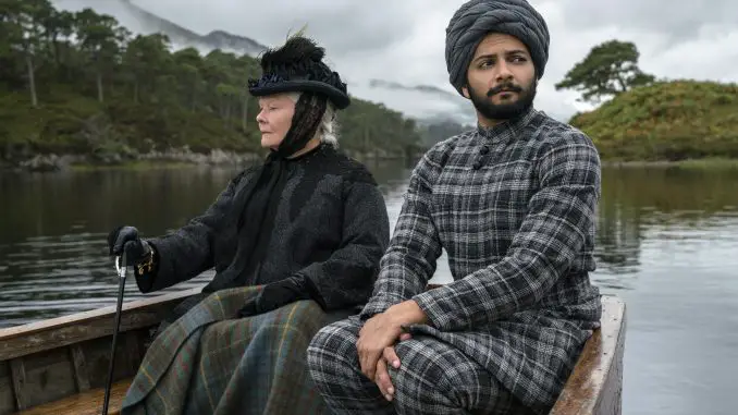 Victoria & Abdul Abdul (Ali Fazal) begleitet Queen Victoria (Judi Dench) bei einer Kutschfahrt © 2017 Universal Pictures