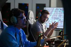 Neil (Sean Bean) bei der Arbeit als Dronenpilot