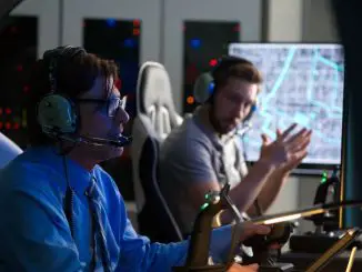 Neil (Sean Bean) bei der Arbeit als Dronenpilot