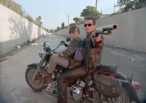 Der Terminator (Arnold Schwarzenegger) beschützt John Connor (Edward Furlong)