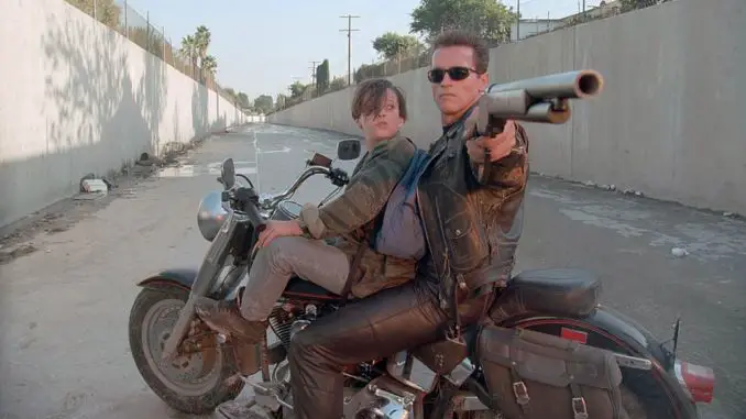 Der Terminator (Arnold Schwarzenegger) beschützt John Connor (Edward Furlong)