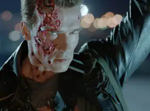 Der Terminator (Arnold Schwarzenegger) ist ein bißchen beschädigt