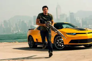 Cade Yeager (Mark Wahlberg) mit Bumblebee