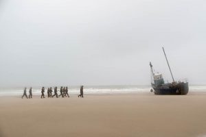 Dunkirk: Soldaten suchen Schutz vor den Luftangriffen