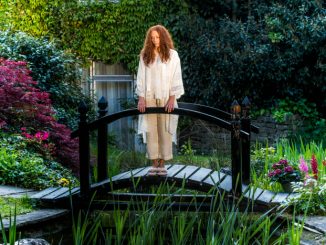 Herrliche Zeiten: Evi Müller-Todt (Katja Riemann) in ihrem Garten