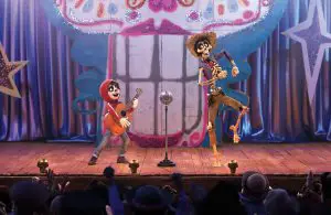Coco - Miguel und Héctor bei einem Musikerwettbewerb im Reich der Toten ©2017 Disney•Pixar. All Rights Reserved.