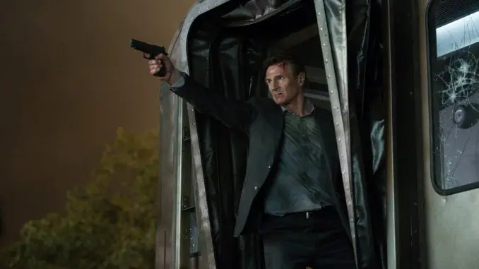 The Commuter - Michael MacCauley (Liam Neeson) zieht die Pistole