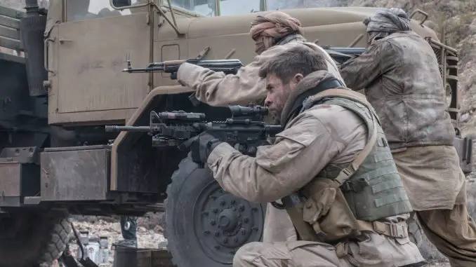 12 Strong - Die wahre Geschichte der US-Horse Soldiers - Mitch Nelson (Chris Hemsworth) leitet die Truppen
