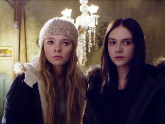 Ghostland - Vera (Taylor Hickson, links) und Beth (Emilia Jones, rechts) erkunden die Zimmer im Haus ihrer verstorbenen Tante