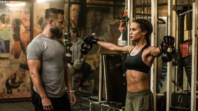 Tomb Raider - Lara Croft (Alicia Vikander) trainiert