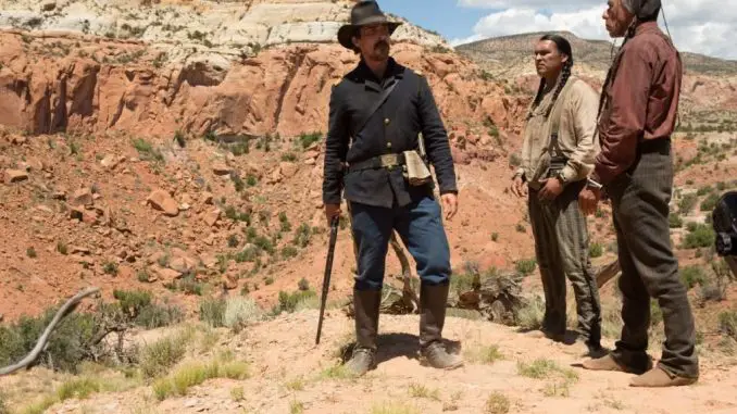 Feinde - Hostiles - Captain Joseph Blocker (Christian Bale) traut Black Hawk (Adam Beach) und Chief Yellow Hawk (Wes Studi) nicht