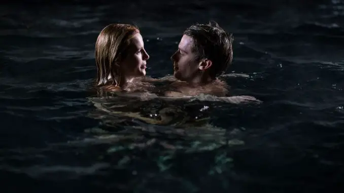 Midnight Sun - Katie (Bella Thorne) und Charlie (Patrick Schwarzenegger) im Wasser