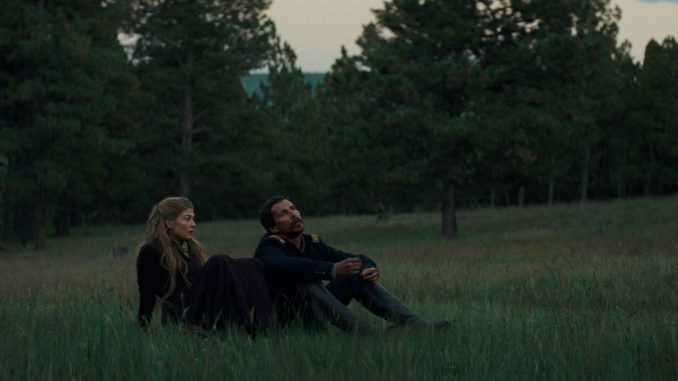 Feinde - Hostiles: Ein kurzer Moment der Ruhe: Rosalie Quaid (Rosamund Pike) und Captain Joseph Blocker (Christian Bale).