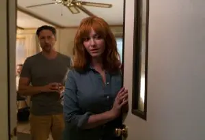 Cindy (Christina Hendricks) und ihr Ehemann Mike (Martin Henderson) öffnen einer Unbekannten die Tür