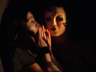 Die Masken-Mörderin überrascht Kinsey (Bailee Madison) in ihrem Versteck – kann sie entkommen?