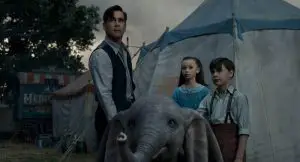 Colin Farrell, Nico Parker und Finley Hobbins in Dumbo