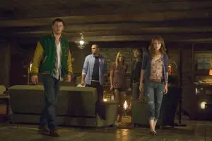 Fünf Freunde allein in einer Hütte im Wald – v.l.n.r.: Curt (Chris Hemsworth), Holden (Jesse Williams), Jules (Anna Hutchison), Marty (Fran Kranz) und Dana (Kristen Connolly). 