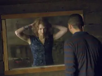 Spieglein, Spieglein an der Wand… – Dana (Kristen Connolly) merkt nicht, dass Holden (Jesse Williams) sie beobachtet.