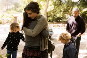 Nic (Timothée Chalamet, Mitte) bei der neuen Familie seines Vaters David (Steve Carell, r.)