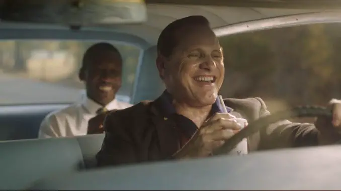 Tony Lip (Viggo Mortensen) und Don Shirley (Mahershala Ali) amüsieren sich auf ihrem gemeinsamen Road Trip.