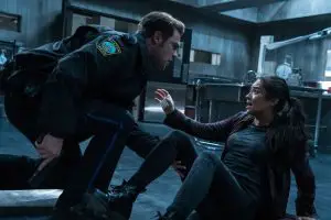 Grey Damon und Shay Mitchell in The Possession of Hannah Grace