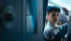 Stewardess Gökçe (Aylin Tezel) nimmt die ersten Fluggäste in Empfang. 