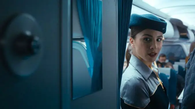 Stewardess Gökçe (Aylin Tezel) nimmt die ersten Fluggäste in Empfang.