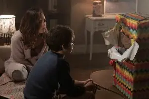 Karen (Aubrey Plaza) schenkt ihrem Sohn Andy (Gabriel Bateman) eine „Buddi Doll“ zum Geburtstag.