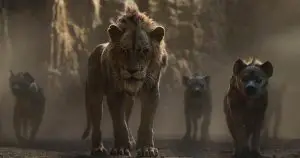 Der König der Löwen: Scar (Stimme: Chiwetel Ejiofor) und die Hyänen